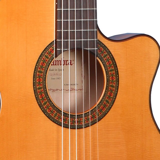 alhambra-guitarras-3-f-ct-e1-guitare-flamenco-lectro-acoustique-corps-troit image 3