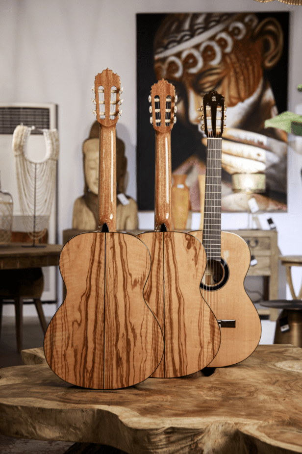 alhambra-guitarras-6-olivo-guitare-classique-table-c-dre-fond-olivier image 7