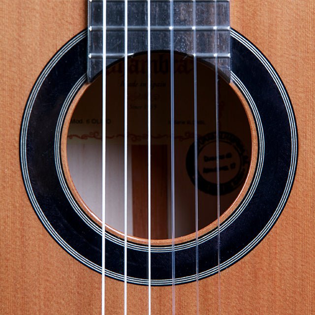 alhambra-guitarras-6-olivo-guitare-classique-table-c-dre-fond-olivier image 3